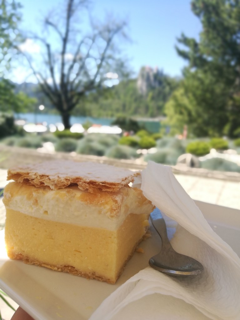 Bled Cake, la torta tipica del lago di Bled in Slovenia