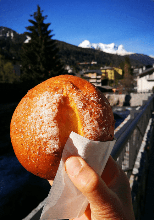 Spongada, dolce tipico di Ponte di Legno e della Val Camonica. Piccola pagnottella cosparsa di zucchero semolato e profumata di vaniglia.
