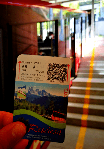 Biglietto della funicolare Resciesa - costo per una corsa di andata e ritorno 23 euro per gli adulti