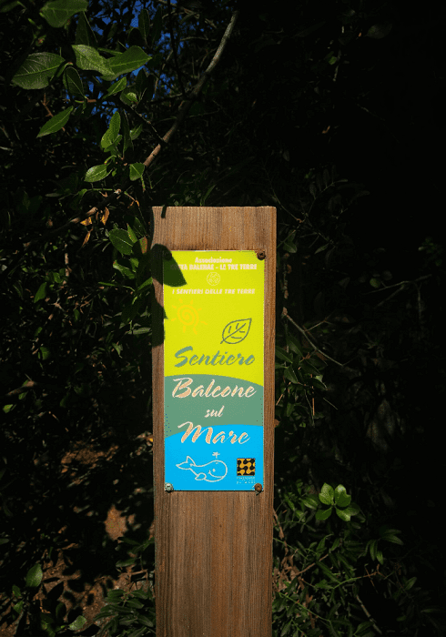 Indicazioni verso il Sentiero Balcone sul Mare, a Varigotti in Liguria.