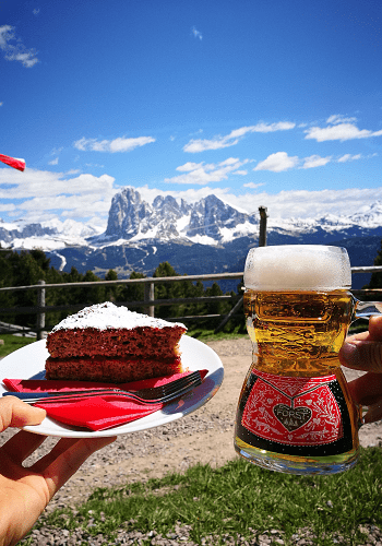 Merenda con torta e birra al Rifugio Cason in Trentino Alto-Adige