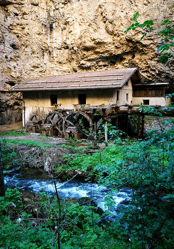 Il vecchio mulino che si trova nella Passeggiata del Burrone a Fondo, in Trentino Alto Adige