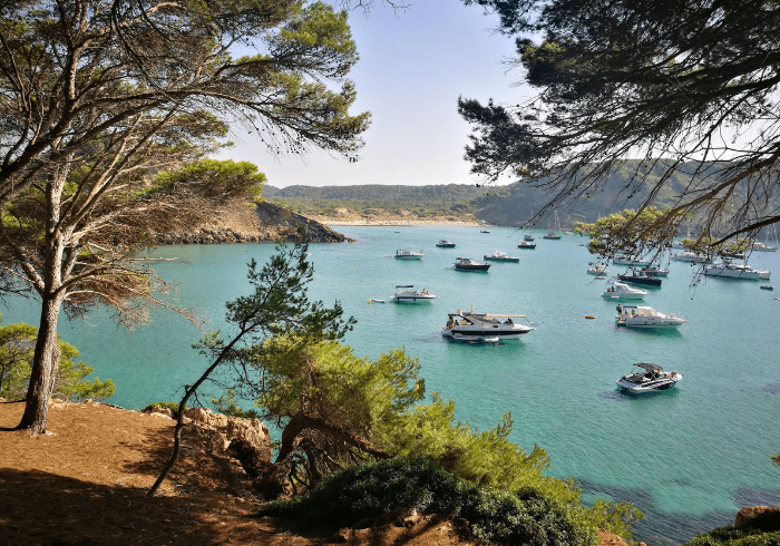 Cala Es Bot una tra le più belle spieggie di Minorca