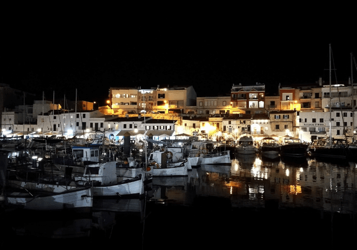 Ciutadella de Minorca di sera, ideale per passeggiare o cenare in un'atmosfera romantica.