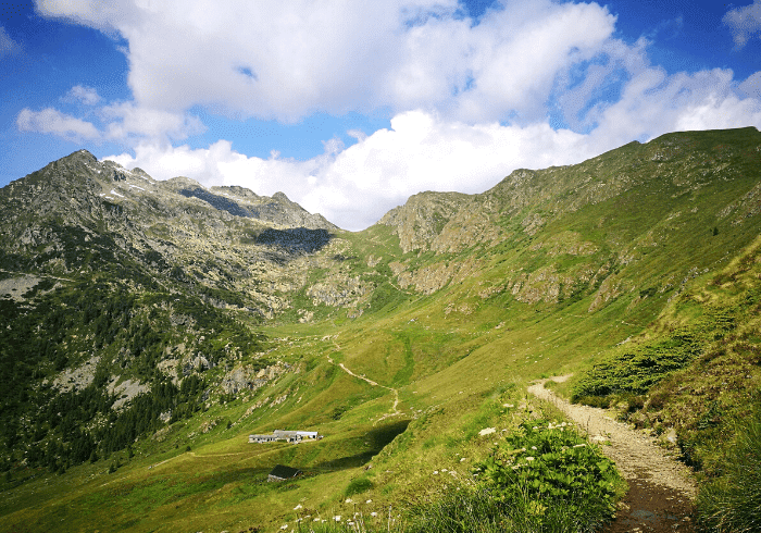 Trekking verso il lago Pescegallo, in Alta Val Brembana sulle Orobie.