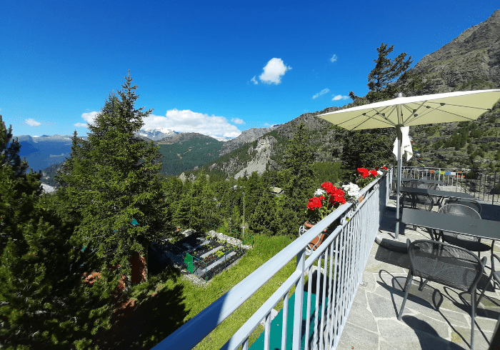 Terrazza del Rifugio Zoia, nella località Campo Moro a Chiesa Val Malenco