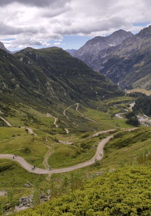 strada gippabile verso il lago kastel - trekking in piemonte