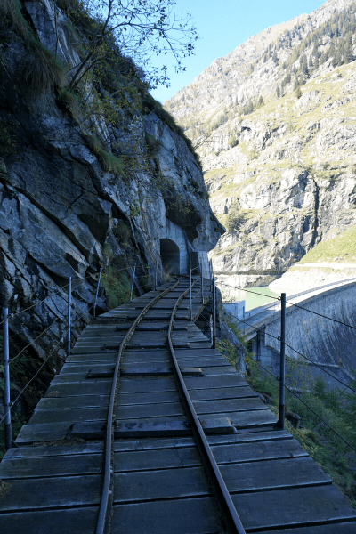 Antichi binari che venivano usati dagli operai durante i lavori di costruzione della diga di campliccioli