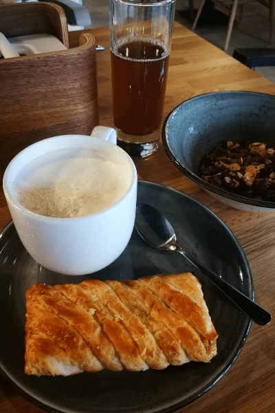 Colazione dell'hotel B&B Budapest city con cappuccino, thè, brioche, cereali.