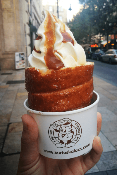 kürtőskalács con gelato, dolce tipico di Budapest