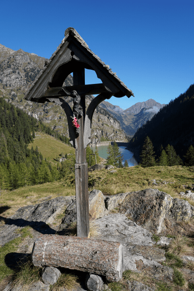 Crocifisso al Lago Campliccioli, Piemonte, e panorama