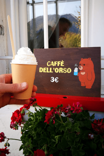 caffè dell'orso alcolico con panna montata