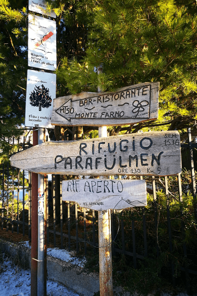 Cartello con indicazioni per rifugio parafulmine