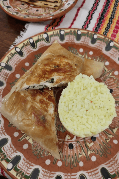 granny’s chicken, tramezzino in pasta sfoglia con spinaci, pollo e formaggi.
