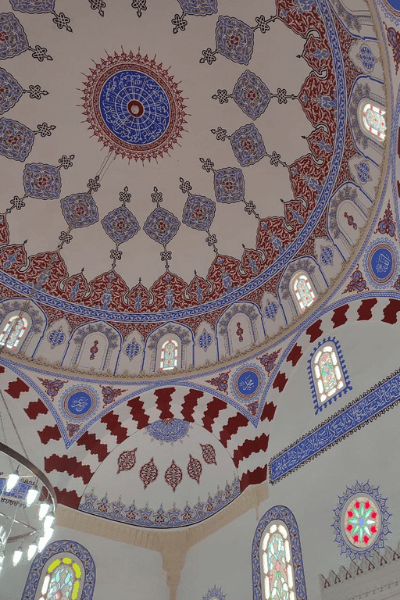 Moschea Sofia, interno con piastrelle blu e rosse