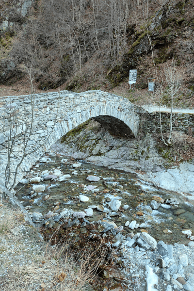 Ponte in pietra che supera il torrente Varrone