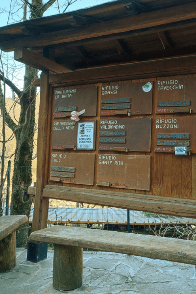 Cartello con aperture rifugi Valbiandino 