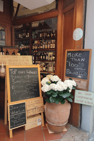 Negozio tipico di vino a Siena, Toscana