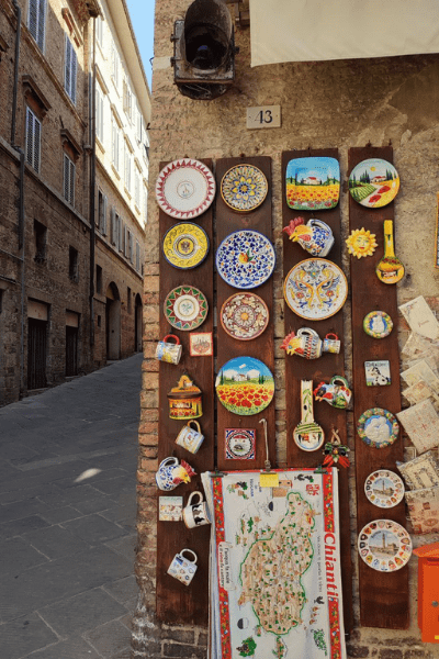 Quadri e souvenir a Siena, Toscana
