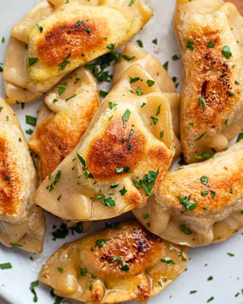 Pierogi ravioli a forma di mezzaluna ripieni