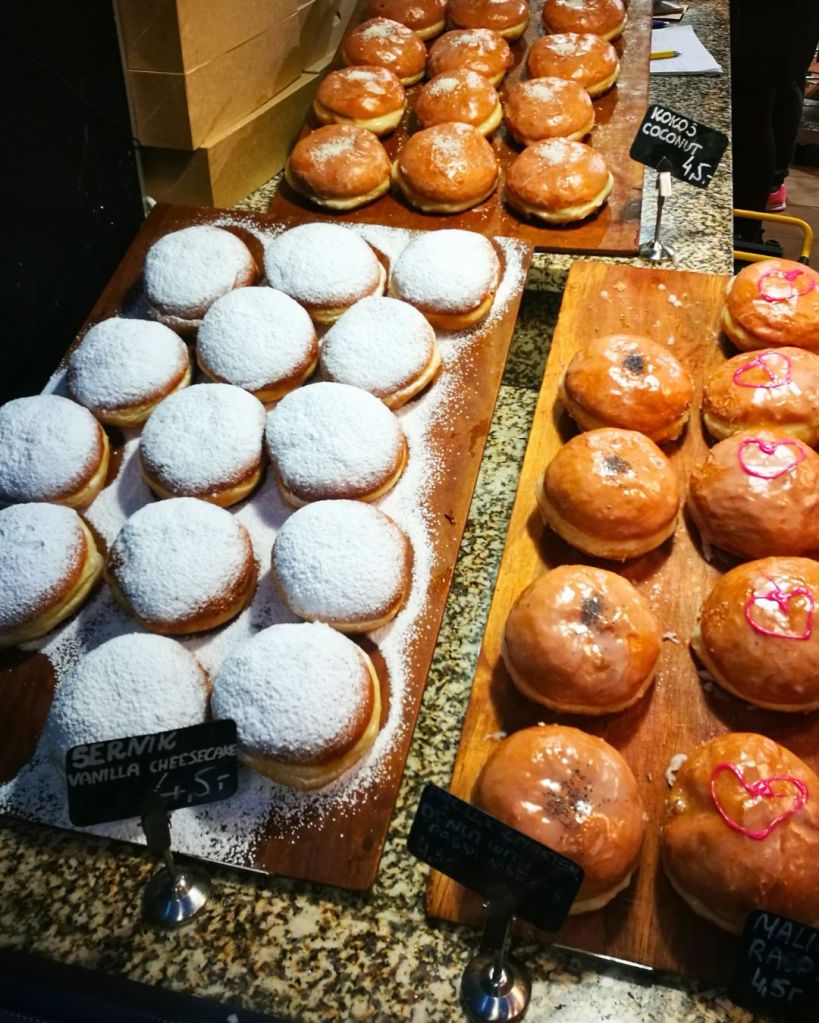 Pączki, i krapfen polacchi ripieni di marmellata di rose o crema