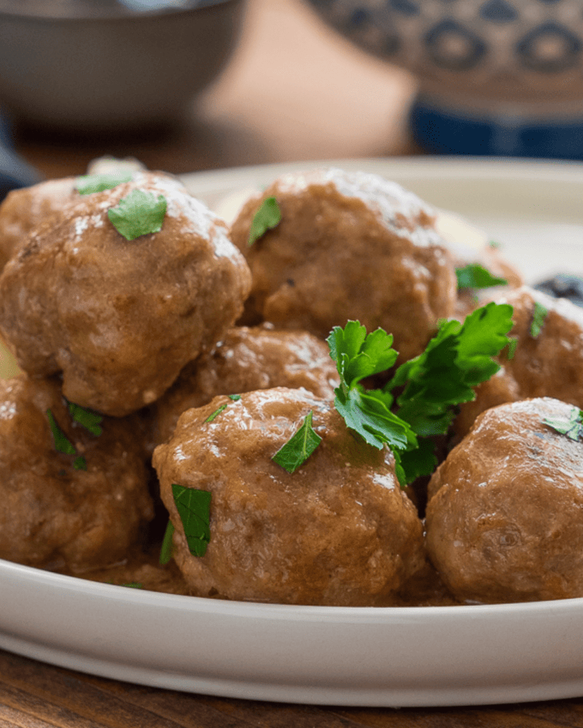Köttbullar: sono le iconiche polpette di carne svedesi, servite con purè di patate, salsa cremosa, cetriolini e marmellata di mirtilli rossi.