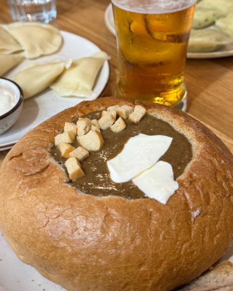 Piatto tipico polacco: zuppa di funghi nel pane