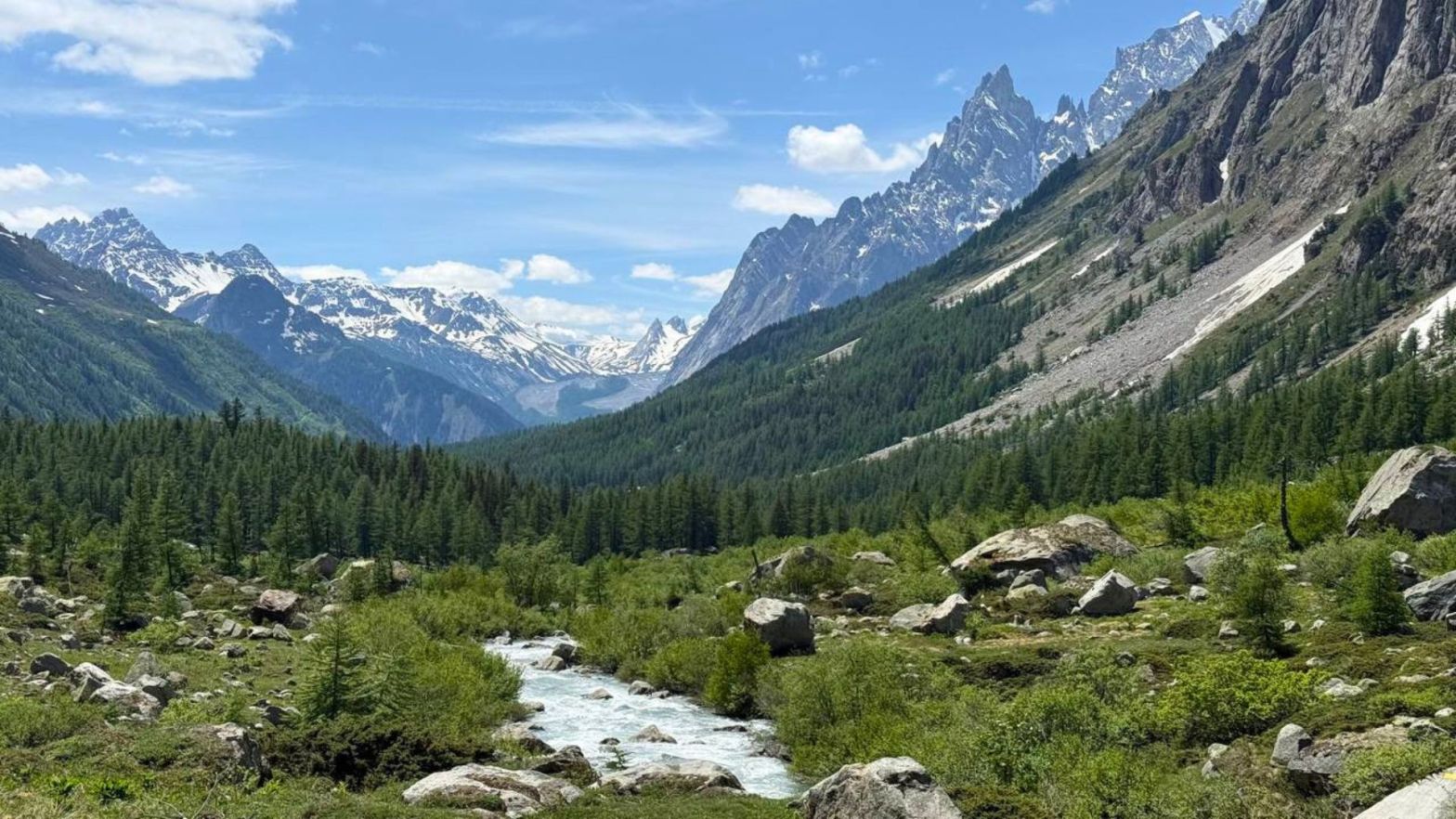 Rifugio Walter Bonatti dalla Val Ferret