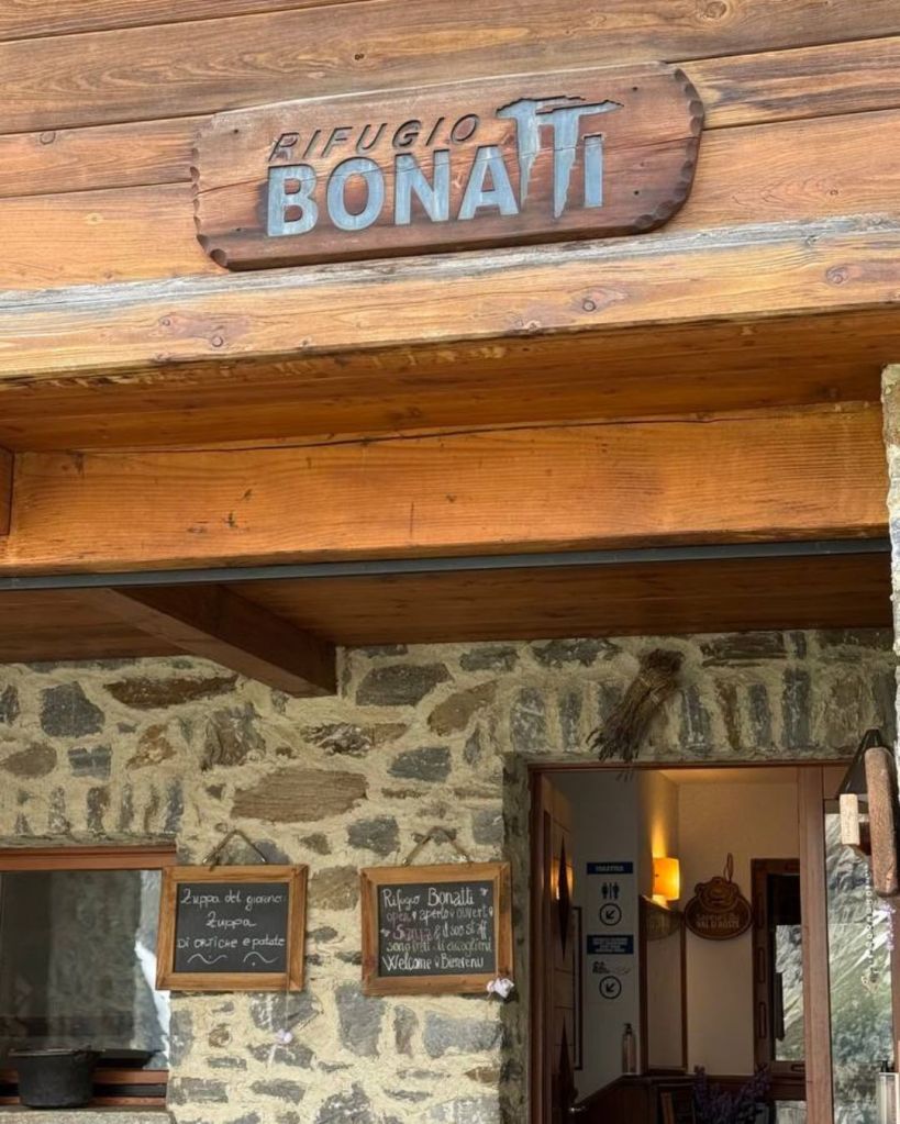 Rifugio Walter Bonatti - Trekking semplice in valle d'aosta con vista su Monte Bianco